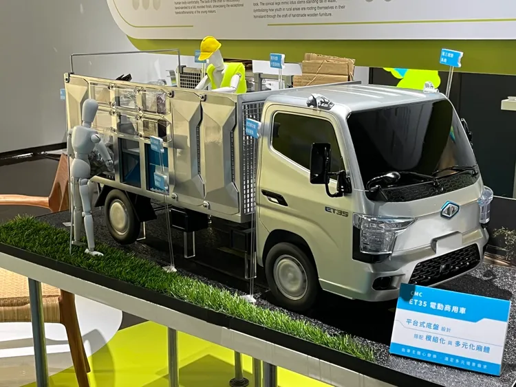 全新設計的車廂配置多個低位投遞口，讓民眾無須抬高回收物即可完成投遞，減少等待與搬運的負擔。業者提供