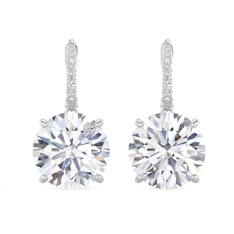 De Beers DB Classic 高級珠寶圓形明亮式鑽石垂墜式耳環，1125萬元。品牌提供