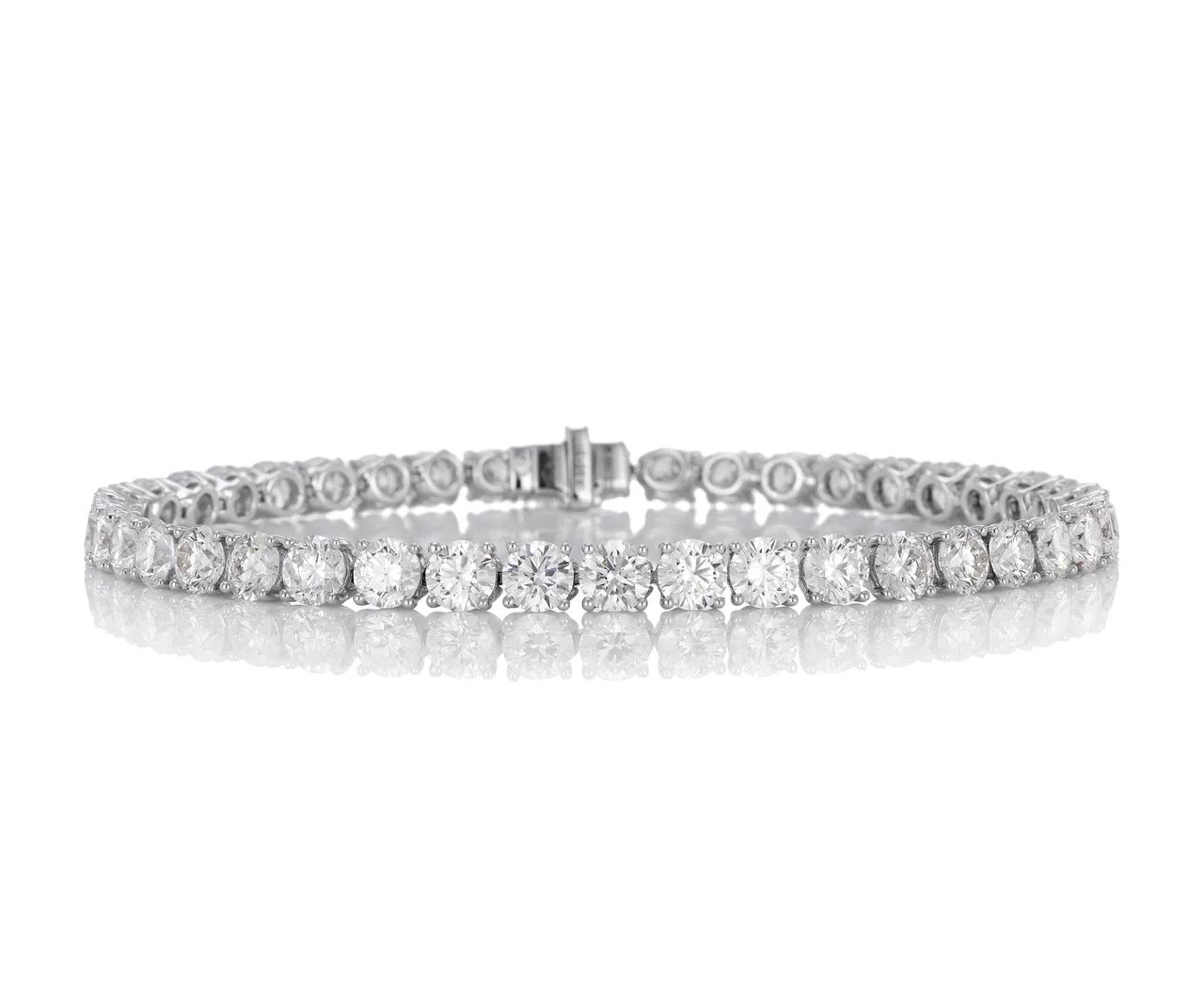 De Beers DB Classic Eternity 高级珠宝圆形明亮式钻石单行手链,323万元。品牌提供