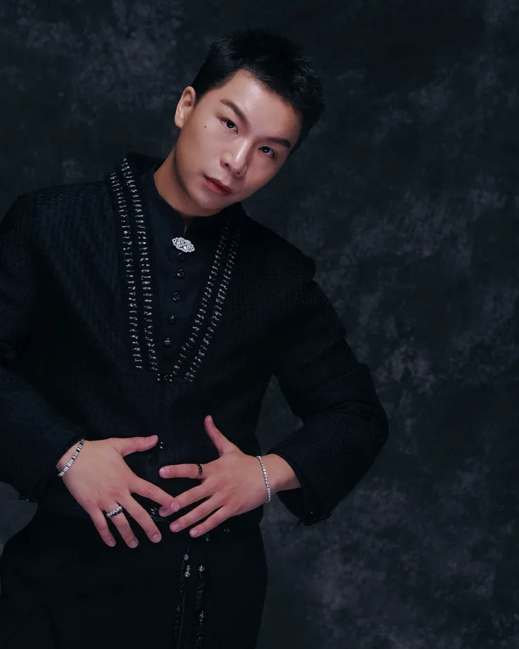 派翠克也戴上De Beers珠寶。品牌提供