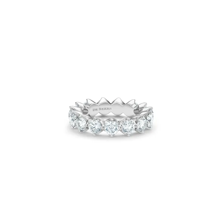 De Beers Allegria Eternity 圓形明亮式鑽石全鑲鑽戒指，78萬元。品牌提供