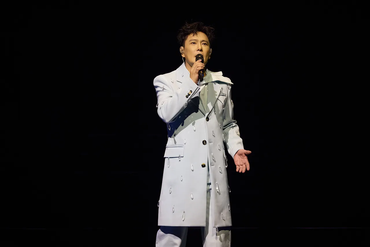 张信哲经典歌曲齐发,将全场变成大型KTV。潮水音乐提供