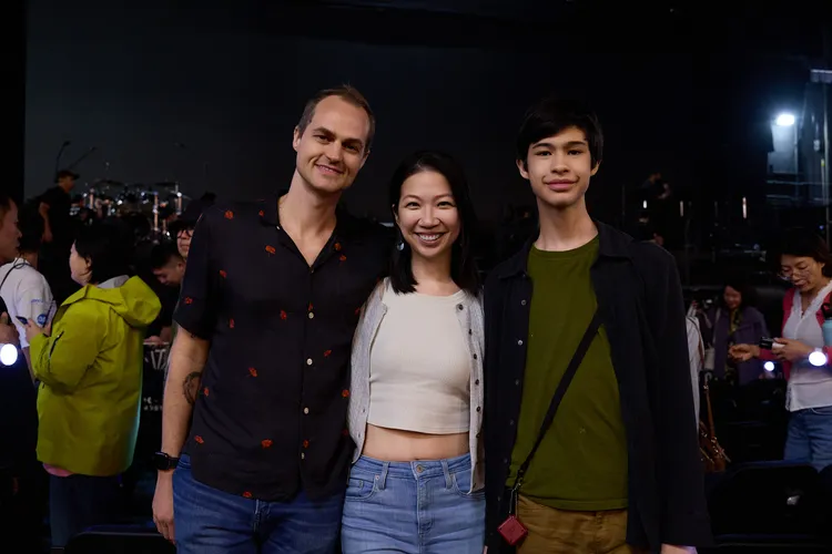 蘇珮卿（中）帶老公、帥兒朝聖張信哲演唱會。潮水音樂提供