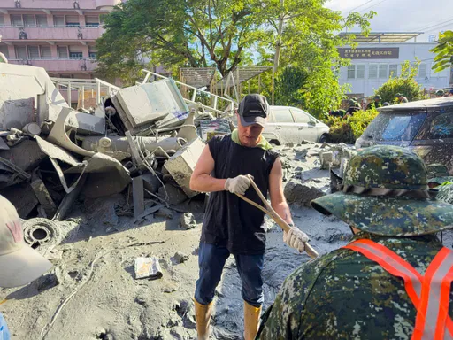 「台灣人安靜卻堅強…」台大外籍教授當鏟子超人!發願感動萬人