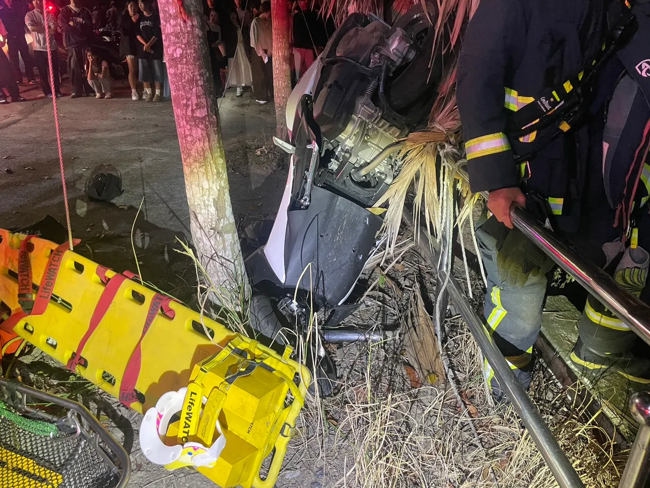 萧女的机车挂在护栏上。民众提供