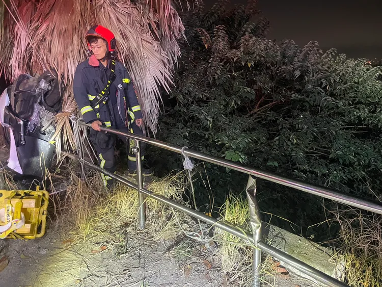 蕭女機車撞上護欄後，整個人翻落邊坡。民眾提供
