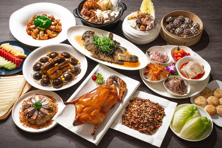 板橋凱撒大飯店主打微型尾牙，適合80人以下餐會，每桌1萬3888元起，選擇高價位專案可升級特色料理「凱撒桃木片皮鴨」，或「金蒜粿條蒸澳洲明蝦」，滿額再贈紅酒與卡拉OK設備。凱撒飯店連鎖提供