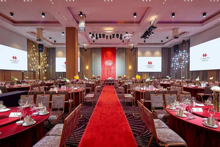 台北凱達大飯店每桌9900元起，以粵滬料理融入創新巧思，如「脆米干燒軟殼蝦」、「醬爆龍蝦伊府麵」、「四寶花膠燴烏參」等呈現味蕾與視覺的雙重饗宴，早鳥簽約加碼贈紅酒暢飲。凱撒飯店連鎖提供