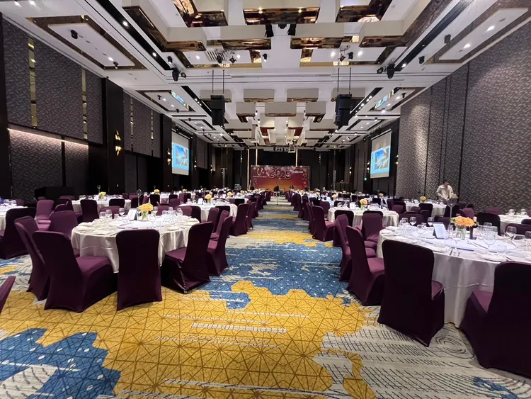 台北新板希爾頓酒店結合中西美饌，菜色包含「松蒜水晶龍皇蝦」、「法式鮮蔬戰斧豬」、「甘露清蒸海虎斑」等，每桌1萬6800元起，加碼優惠搭配紅酒與果汁暢飲，打造星級宴席氛圍。凱撒飯店連鎖提供