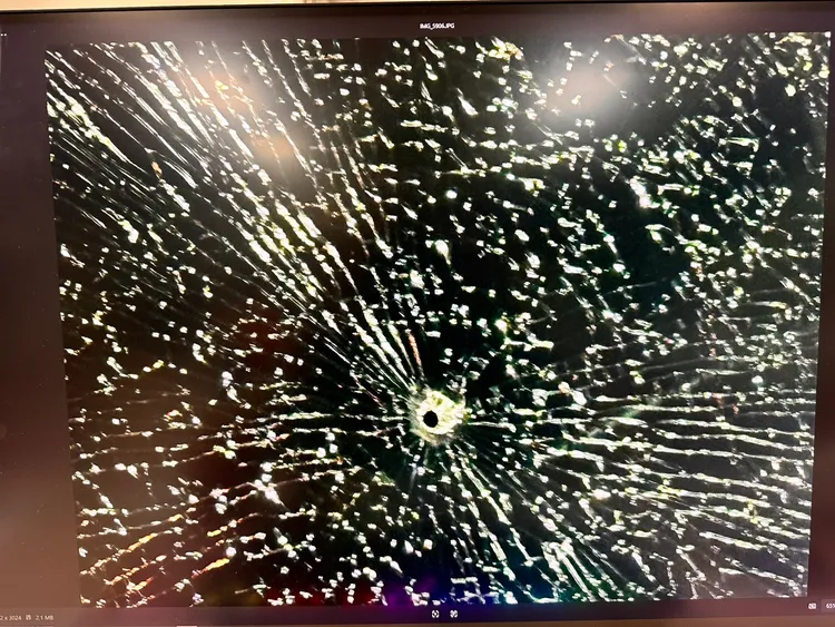 大貨車車窗留下彈孔。竹東警分局提供