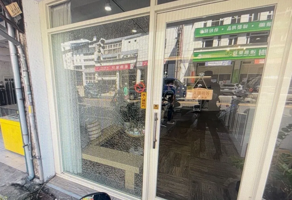 商家玻璃门遭毁损。竹东警分局提供