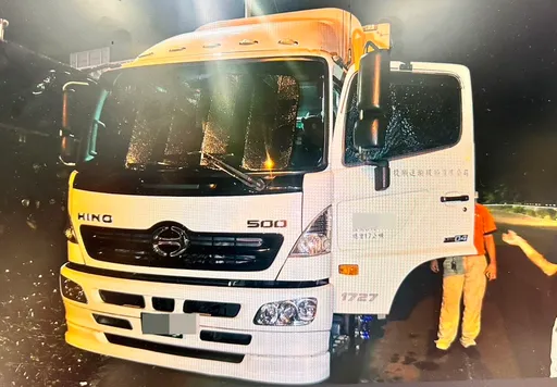 一時興起! 男子持瓦斯槍隨機射破店家玻璃門、大貨車車窗