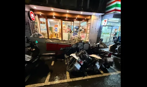 风雨太大?北市摩斯汉堡「招牌砸落」 3机车遭殃