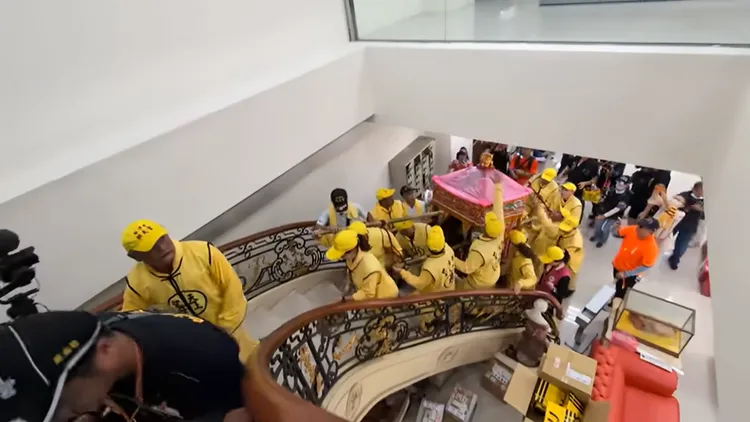 白沙屯媽祖鑾轎二度衝進「吊車大王」胡漢龑的羅浮宮豪宅。翻攝《白沙屯媽祖網路電視台》YouTube