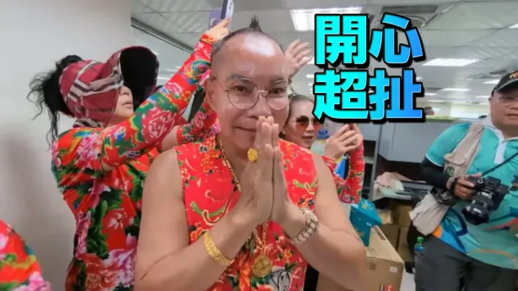 「吊車大王」胡漢龑感動地雙手合十、連聲道謝。翻攝《白沙屯媽祖網路電視台》YouTube