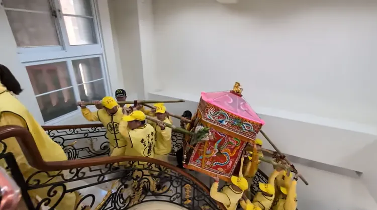 即便室內樓梯對於「粉紅超跑」來說略顯狹窄，但白沙屯媽祖仍堅持上樓巡視。翻攝《白沙屯媽祖網路電視台》YouTube