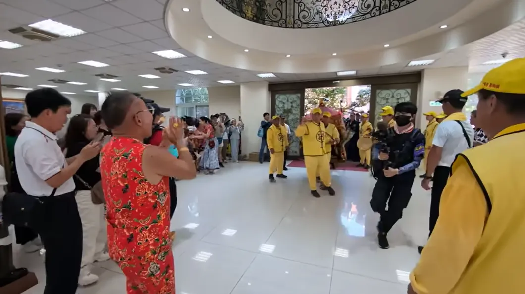 白沙屯妈祖驻驾「吊车大王」胡汉䶮的罗浮宫豪宅约二十分钟。翻摄《白沙屯妈祖网路电视台》YouTube