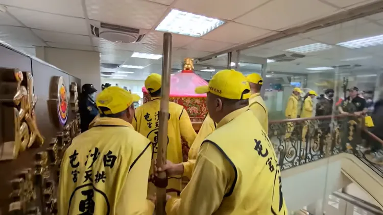 白沙屯媽祖親自蒞臨「啟德重機械吊車」辦公室。翻攝《白沙屯媽祖網路電視台》YouTube