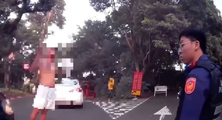 好心幫修剪?赤膊男圓山大飯店持開山刀砍樹 理由詭異判罰1.6萬