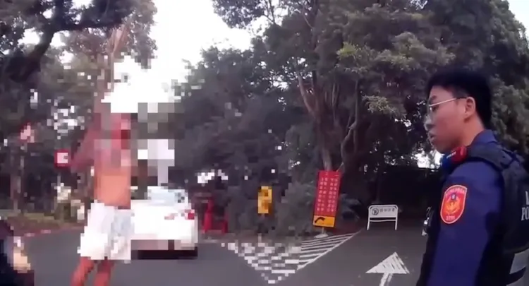 男子在圆山饭店的停车场打赤膊,又持开山刀砍树,遭判罚1.6万。翻摄画面