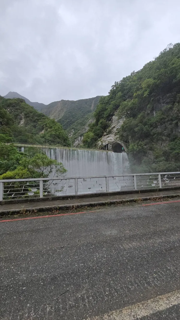 魯丹橋面溢流情況。林保署花蓮分署提供