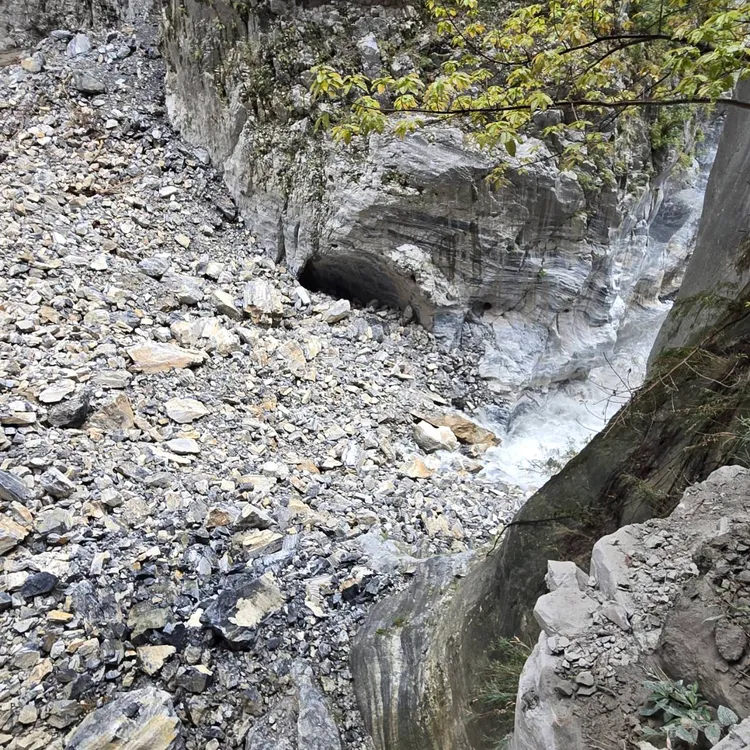 燕子口堰塞湖壩體滲流因是大理石質地相對穩定。林保署花蓮分署提供