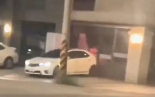 有片|桃园莾男倒车撞美发店大门 头发剪坏?警逮人这罪送办
