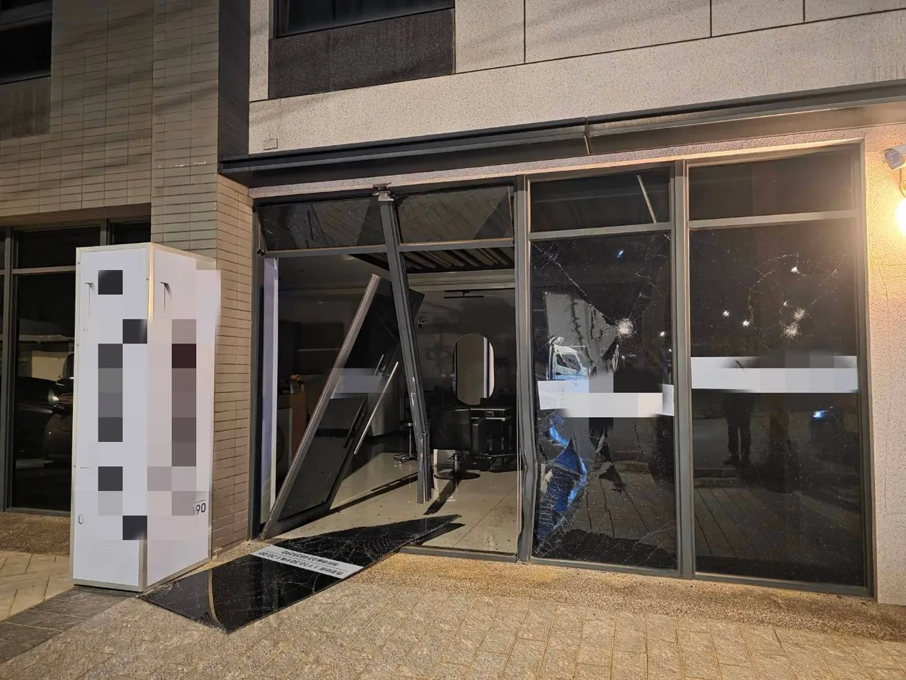 业者店门损毁。大园警分局提供