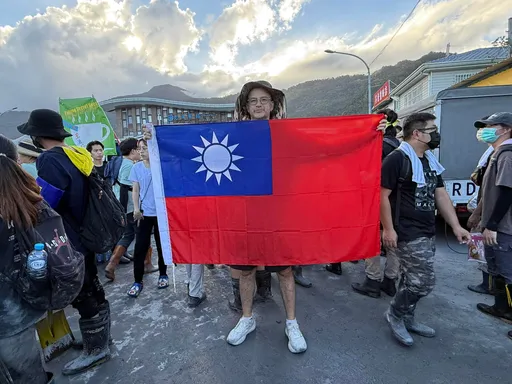 阿兜仔娶台湾老婆举国旗贺双十!花莲救灾不忘爱逮丸