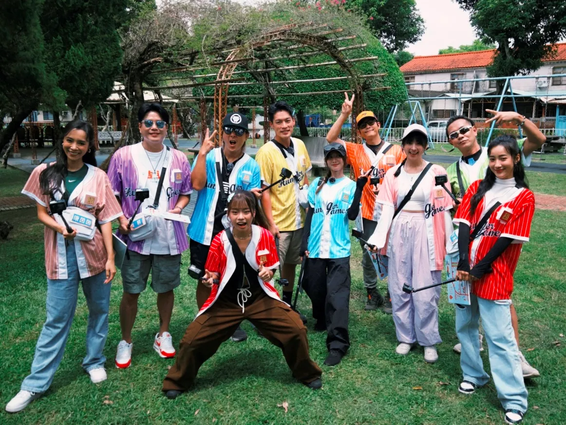 康茵茵(左起)、李易、王仁甫、许孟哲、蔡黄汝、孙协志、阿喜、江俊翰、夏宇禾、欣菲(第一排)等出外景。中视提供