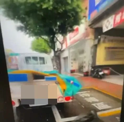 货车停在待转区。翻摄threads