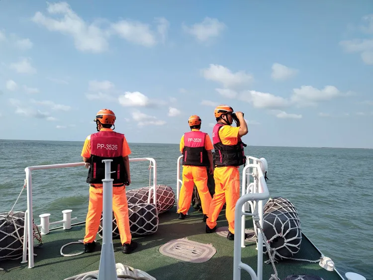 海巡搜尋1名失蹤漁民。翻攝畫面