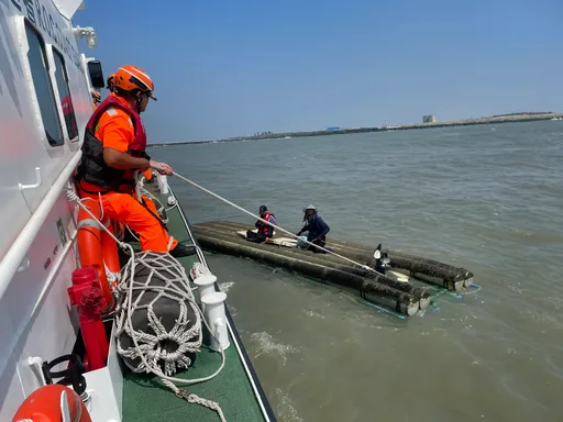 嘉义布袋管筏翻覆3落海!海巡驰援 2获救1失踪