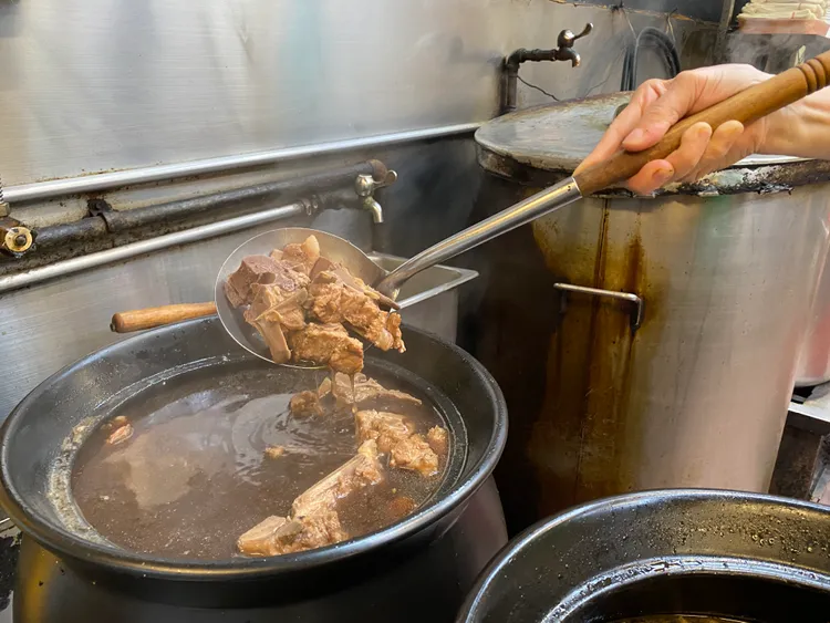 「海友十全排骨」目前菜單中藥燉排骨幾乎都是國產，受禁宰影響較大。莊偉祺攝