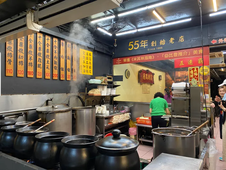 士林夜市数届入榜米其林必比登的近一甲子老店「海友十全排骨」。庄伟祺摄