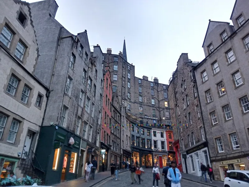 英国苏格兰首府爱丁堡数周前发生一起台湾留学生在公车上无端遭围殴事件,过程被录影、上传网路。苏格兰警方29日告诉中央社,已有3名青少年被起诉。图为爱丁堡街景。 中央社