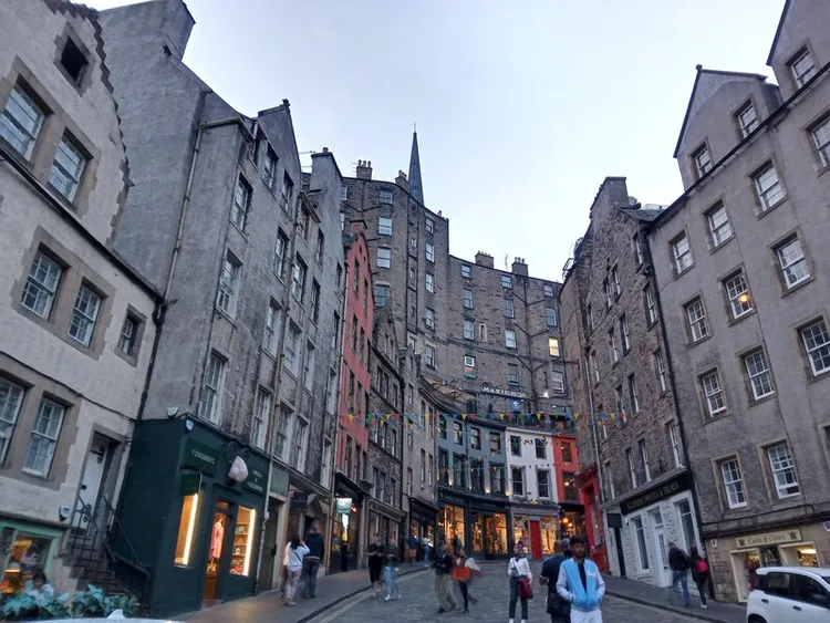 英國蘇格蘭首府愛丁堡數週前發生一起台灣留學生在公車上無端遭圍毆事件，過程被錄影、上傳網路。蘇格蘭警方29日告訴中央社，已有3名青少年被起訴。圖為愛丁堡街景。 中央社