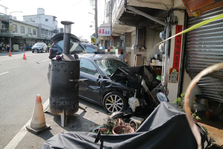 2車失控滑行至對向車道民宅前，駕駛均輕傷。翻攝畫面