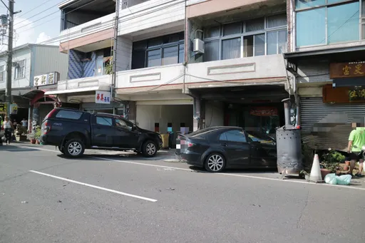 台18線追撞 2車失控「衝進民宅」2人傷