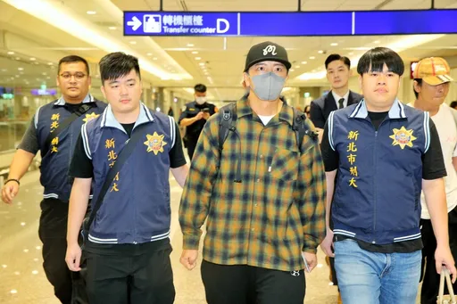 坤达返台被拘 Toro慌张!「KID结巴转头求救」画面疯传