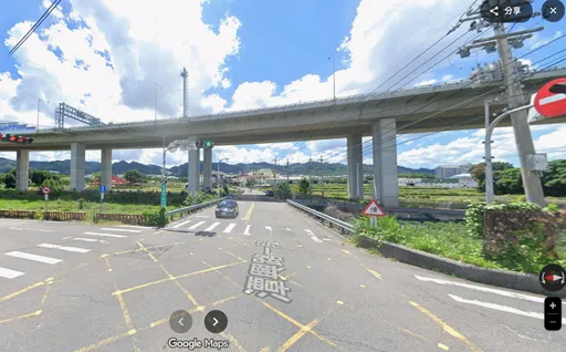 機車誤闖台中國道4號 女騎士突墜橋搶命中!