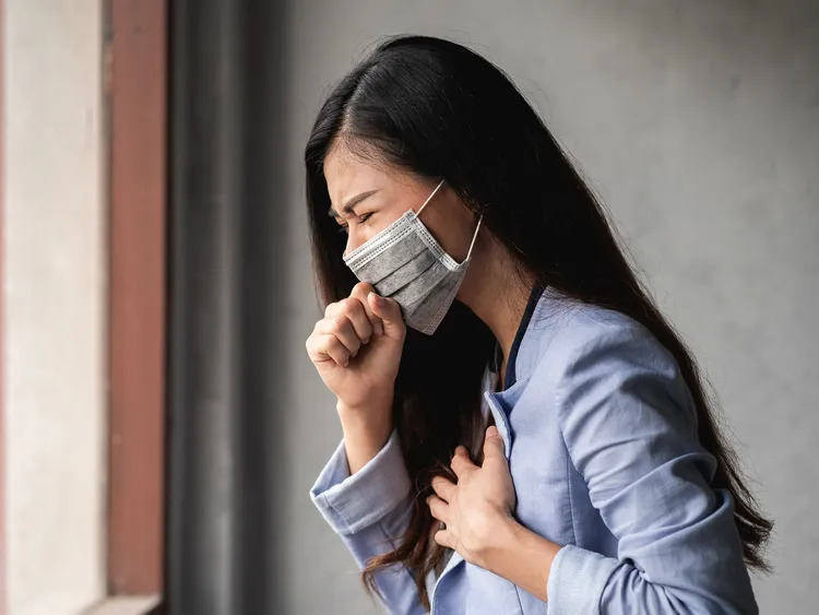 入冬後空氣品質惡化，業者推淨化風機，改善室內空氣。