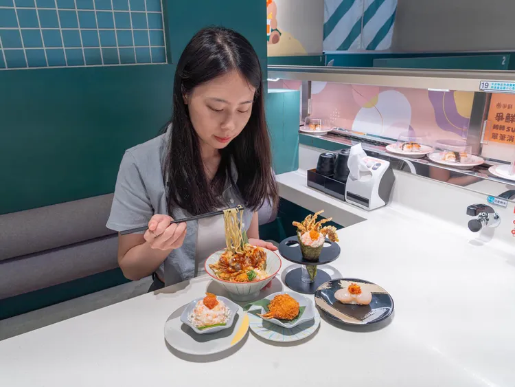 即日起推出年度限定螃蟹主題，可吃到「雙蟹佐蟹黃拌麵」等14款蟹料理。爭鮮提供