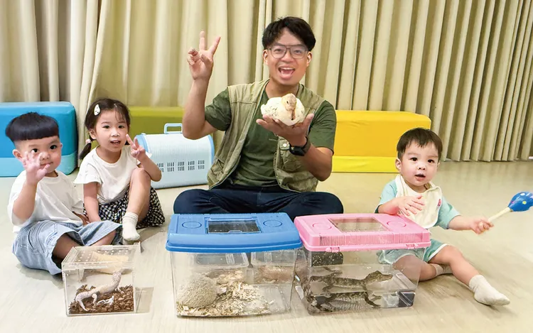 風趣專業的蝌蚪老師團隊帶領孩子近距離接觸動物明星們。煙波國際觀光集團提供