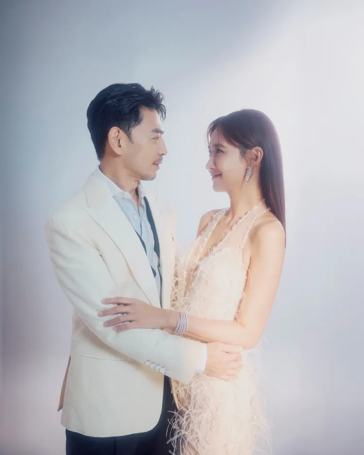 阿Ken（左）和安心亞深情對望。翻攝安心亞臉書