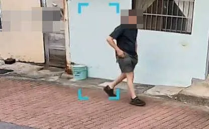 嫌犯砸银楼抢走13两黄金。翻摄画面