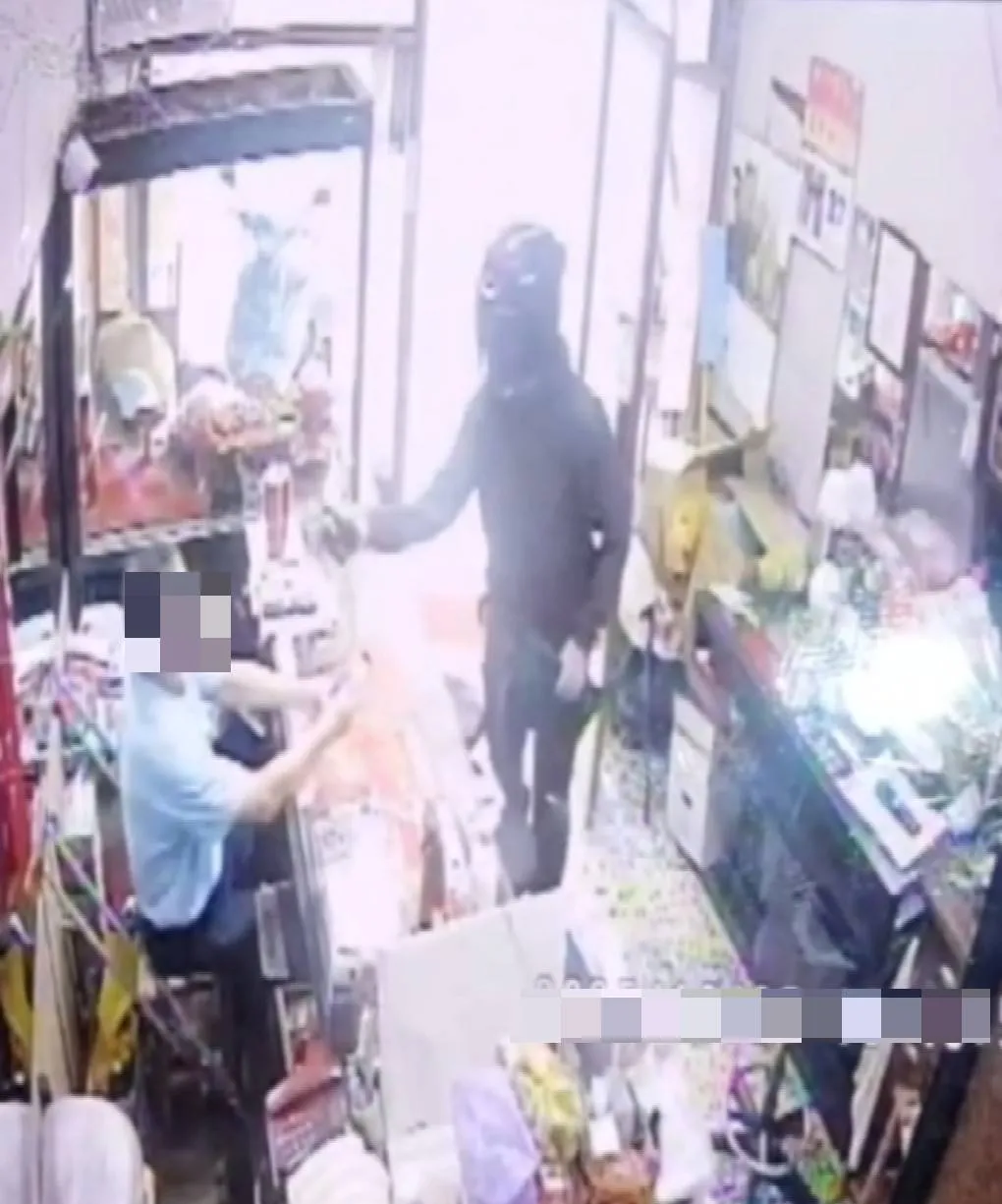 抢匪进门就喷辣椒水。翻摄画面