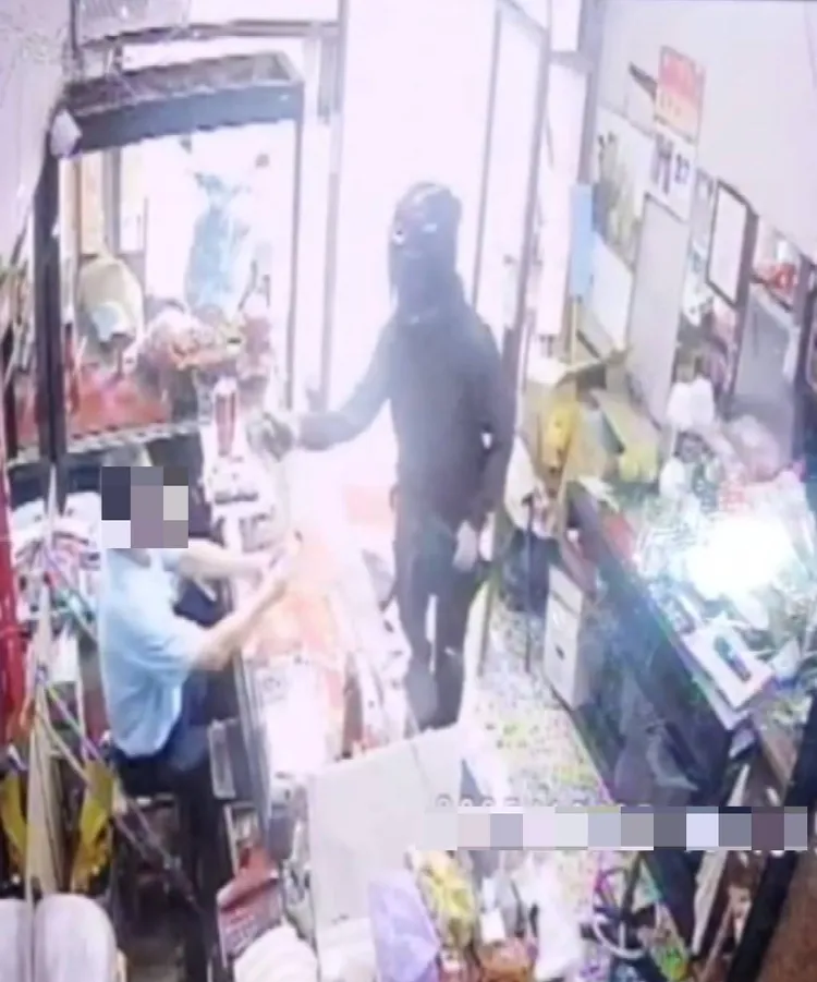 搶匪進門就噴辣椒水。翻攝畫面