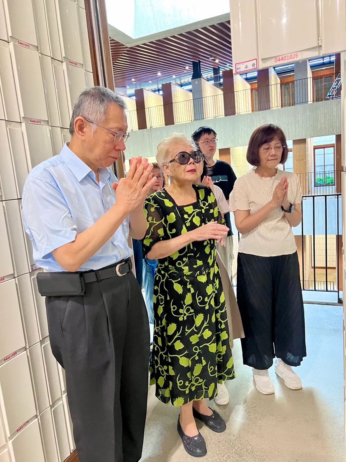 柯文哲前往纳骨堂祭拜父亲,完成延宕多时的心愿。翻摄陈佩琪脸书