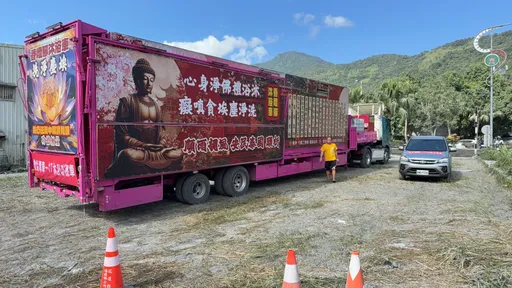 花蓮救災超人台中隊+1 何欣純協助大型沐浴車入災區
